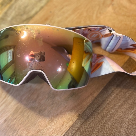 Blenders Ski Snowboard Goggles w/ Case | Iridescent Lens | Scratched | Unisex - Picture 1 of 7